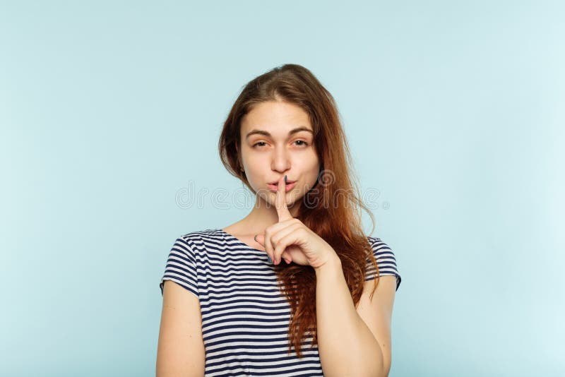 De stille stilte doen zwijgt de vinger van het meisjesportret op lippen royalty-vrije stock foto's De stille stilte doen zwijgt de vinger van het meisjesportret op lippen royalty-vrije stock foto's