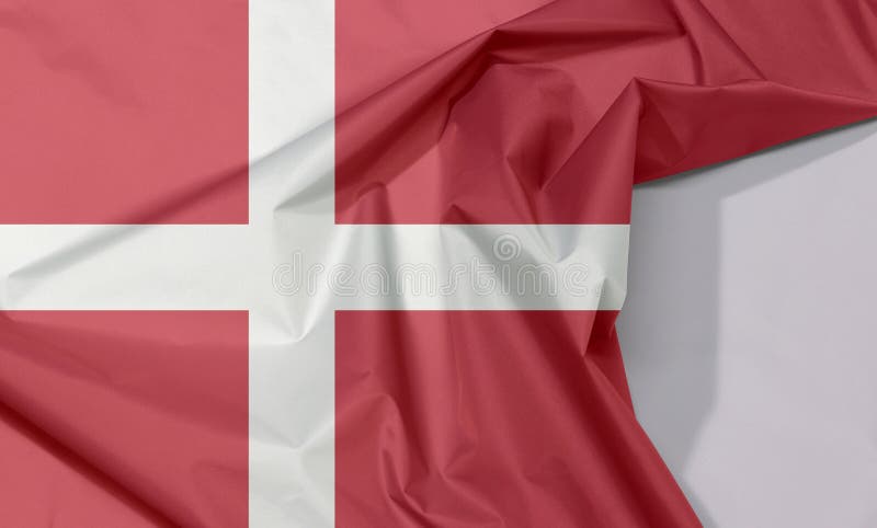 De de stoffenvlag van Denemarken omfloerst en vouwt met witte ruimte royalty-vrije stock afbeeldingen De de stoffenvlag van Denemarken omfloerst en vouwt met witte ruimte royalty-vrije stock afbeeldingen