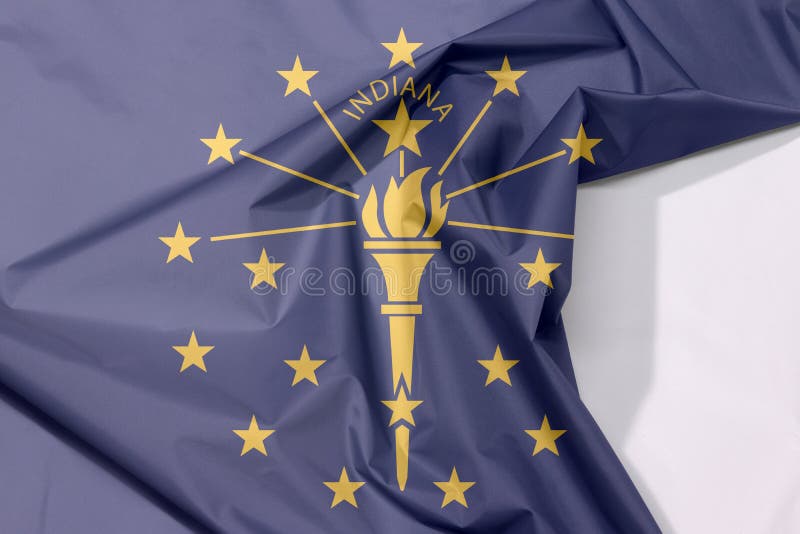 De de stoffenvlag van Indiana omfloerst en vouwt met witte ruimte, de staten van Amerika stock afbeeldingen De de stoffenvlag van Indiana omfloerst en vouwt met witte ruimte, de staten van Amerika stock afbeeldingen
