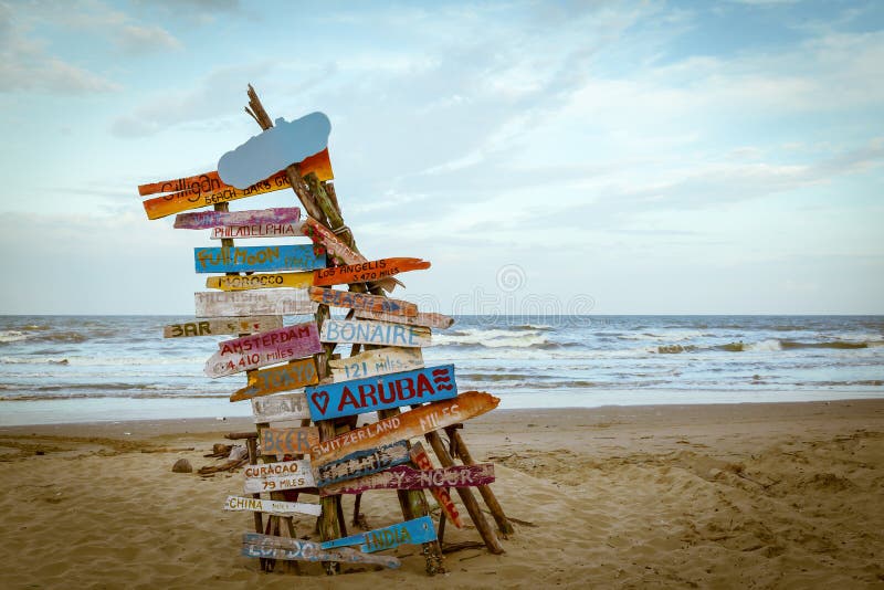 De stok van reisverkeersteken op hout of vuurtent bij zand beac stock fotografie De stok van reisverkeersteken op hout of vuurtent bij zand beac stock fotografie