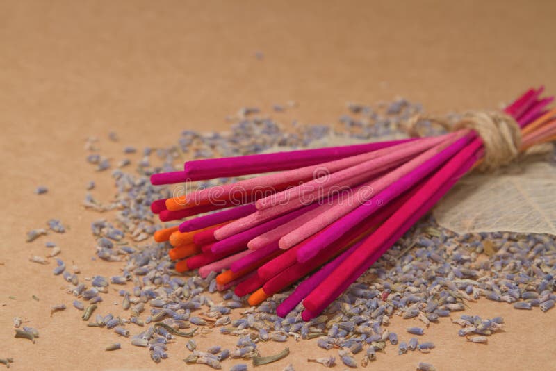 De stokken van de lavendelwierook met droge lavendel stock afbeeldingen De stokken van de lavendelwierook met droge lavendel stock afbeeldingen