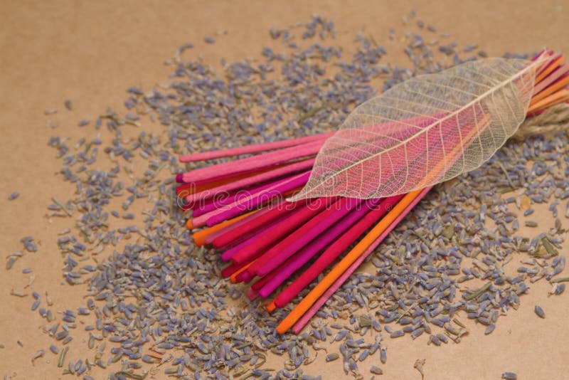 De stokken van de lavendelwierook met droge lavendel royalty-vrije stock foto De stokken van de lavendelwierook met droge lavendel royalty-vrije stock foto