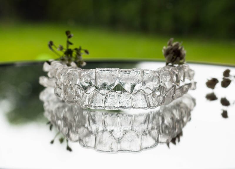 De stomatologieconcept, Invisalign-orthodontiealigners, Onzichtbare steunenaligner Mobiel orthodontisch toestel voor tand stock fotografie De stomatologieconcept, Invisalign-orthodontiealigners, Onzichtbare steunenaligner Mobiel orthodontisch toestel voor tand stock fotografie