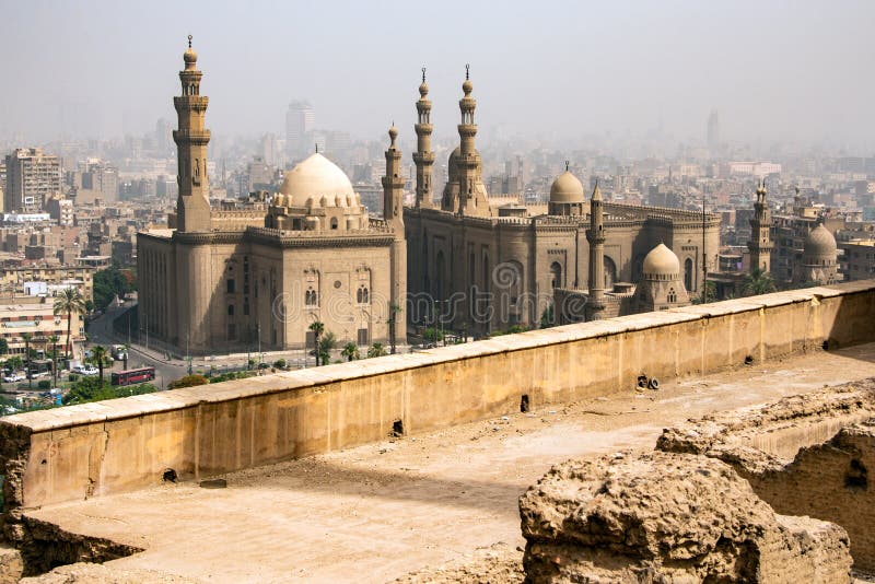 De stora moskéerna av Sultan Hassan och al-Rifai i Kairo - Egypten arkivbild De stora moskéerna av Sultan Hassan och al-Rifai i Kairo - Egypten arkivbild