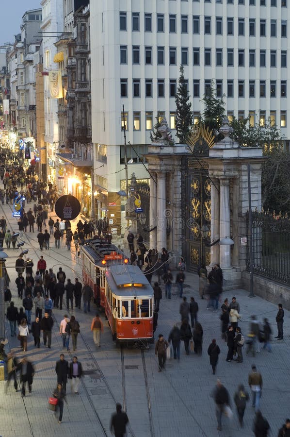 De Straat van Istiklal in Beyoglu, Istanboel-Turkije royalty-vrije stock fotografie De Straat van Istiklal in Beyoglu, Istanboel-Turkije royalty-vrije stock fotografie