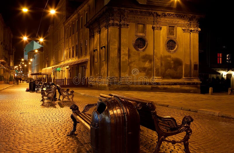 De straat van Lviv bij nacht