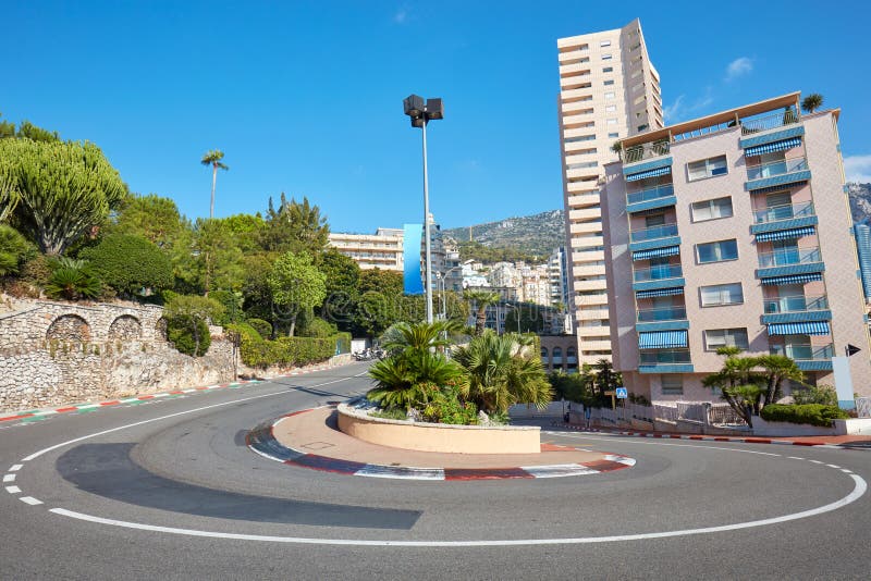 De straatkromme van Monte Carlo met de rode en witte tekens van Formule 1 in een zonnige de zomerdag in Monte Carlo, Monaco