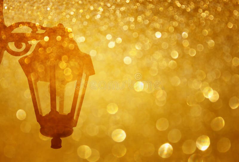 De straatlantaarn en schittert gouden lichte uitbarsting stock foto De straatlantaarn en schittert gouden lichte uitbarsting stock foto