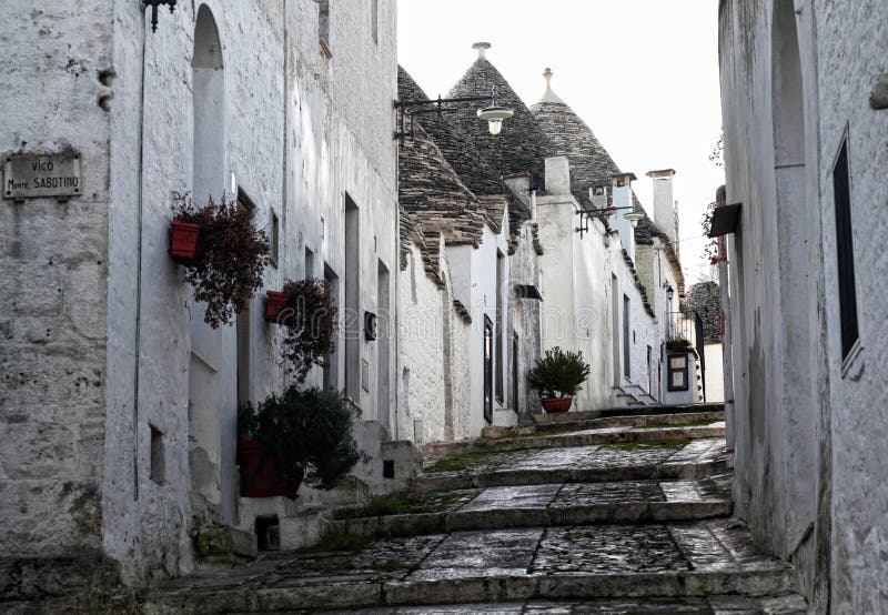 De straatmening van Alberobello stock afbeeldingen De straatmening van Alberobello stock afbeeldingen