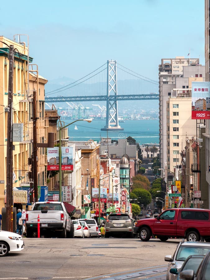 De straatmening van San Francisco aan de oceaan en de brug De stad van China in San Francisco royalty-vrije stock afbeelding De straatmening van San Francisco aan de oceaan en de brug De stad van China in San Francisco royalty-vrije stock afbeelding
