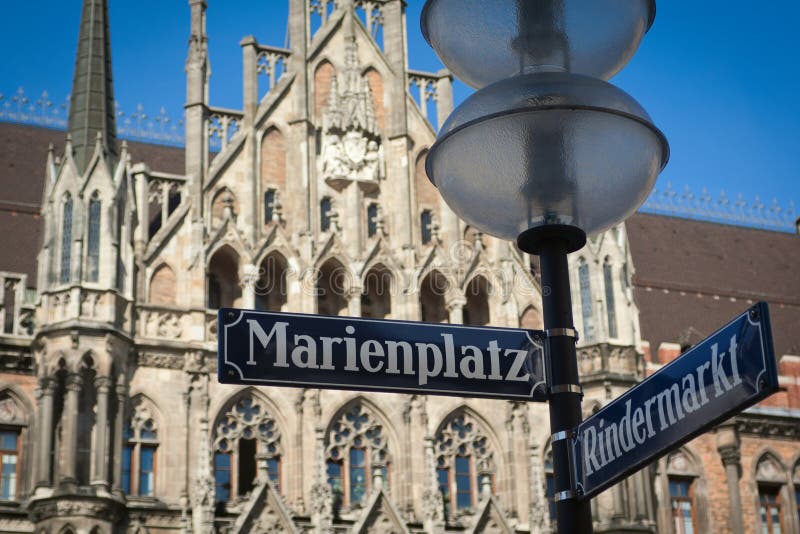 De straatteken van Marienplatz over het stadhuis van München royalty-vrije stock fotografie De straatteken van Marienplatz over het stadhuis van München royalty-vrije stock fotografie