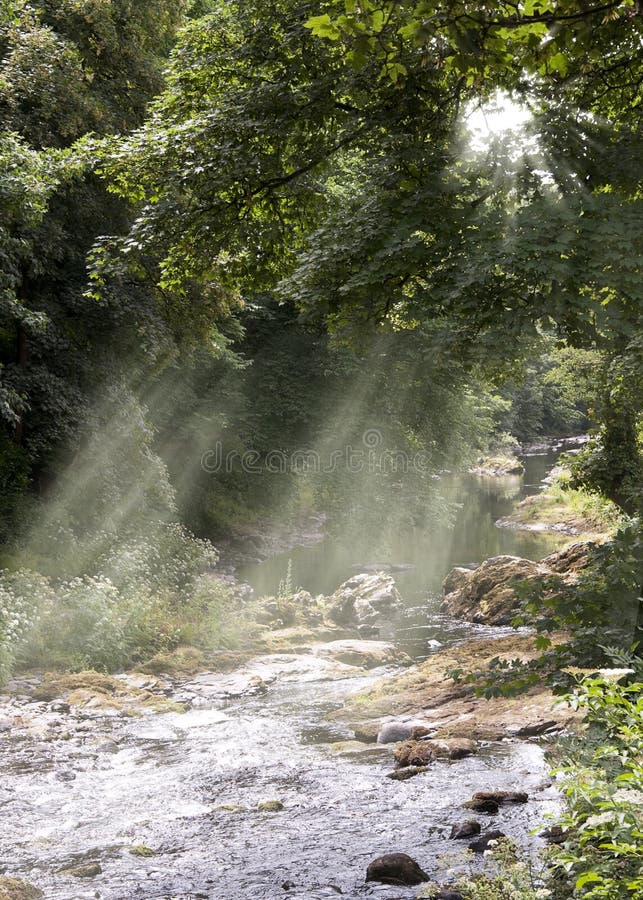 De stralen van de zon over rivier royalty-vrije stock afbeelding De stralen van de zon over rivier royalty-vrije stock afbeelding