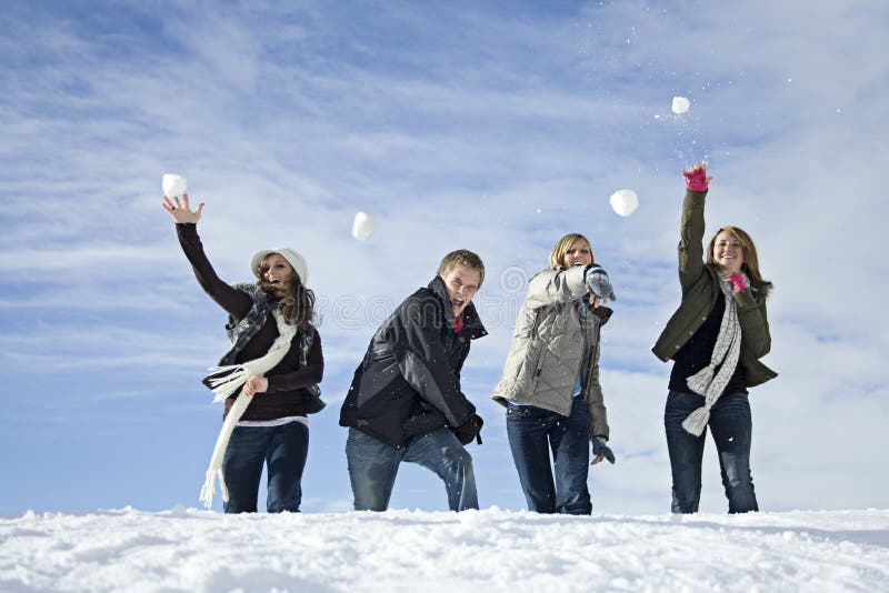 De strijd van de sneeuwbal royalty-vrije stock afbeeldingen De strijd van de sneeuwbal royalty-vrije stock afbeeldingen