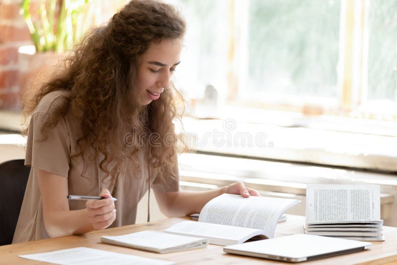 De student die van het tienermeisje lezingshandboeken bestuderen die makend nota's leren royalty-vrije stock foto De student die van het tienermeisje lezingshandboeken bestuderen die makend nota's leren royalty-vrije stock foto