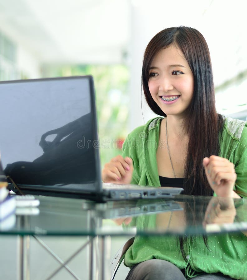 De student heeft goed nieuws op het computerscherm royalty-vrije stock foto's De student heeft goed nieuws op het computerscherm royalty-vrije stock foto's