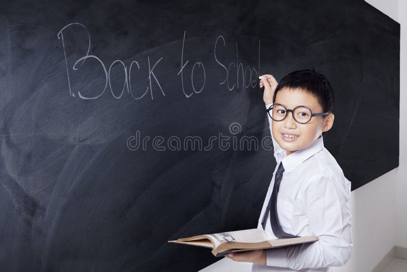 De student houdt boek met tekst terug naar School stock foto's De student houdt boek met tekst terug naar School stock foto's