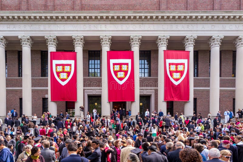 De studenten van de Universiteit van Harvard verzamelen zich voor hun graduatie cerem stock afbeeldingen De studenten van de Universiteit van Harvard verzamelen zich voor hun graduatie cerem stock afbeeldingen