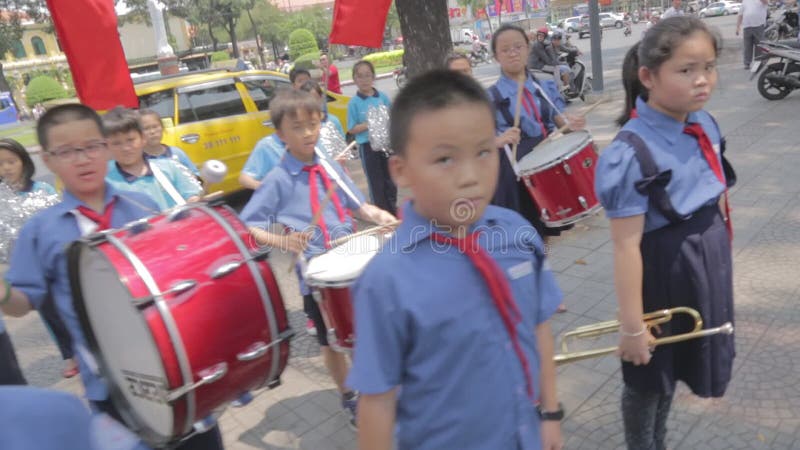 De studenten van Vietnam op parade