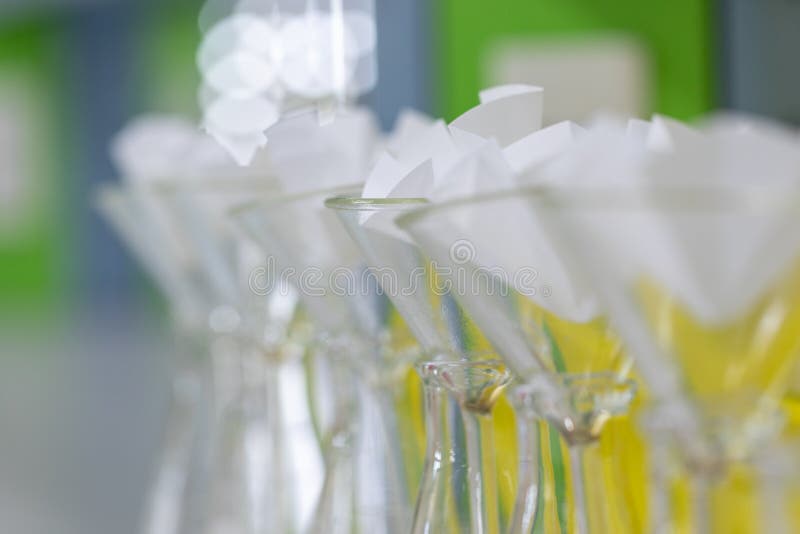 De studie die door filtratie de componentensubstanties scheiden van vloeibaar mengsel stock fotografie De studie die door filtratie de componentensubstanties scheiden van vloeibaar mengsel stock fotografie