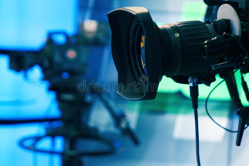 De studiocamera van de uitzendingstelevisie en kraancamera in de ruimte van de nieuwsstudio