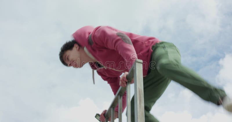 De stuntman die vrachtwagens in een skateboard truc in de openlucht gebruikt