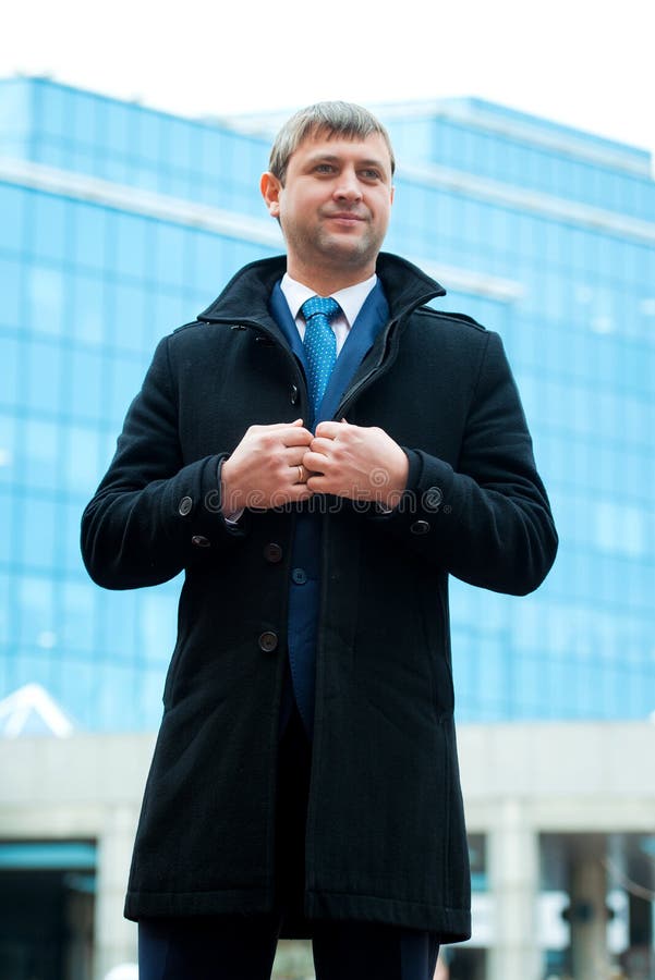 De succesvolle zakenman, de directeur, de zakenman in een pak en de laag bevinden zich op een straat in de stad tegen de achtergr stock afbeeldingen De succesvolle zakenman, de directeur, de zakenman in een pak en de laag bevinden zich op een straat in de stad tegen de achtergr stock afbeeldingen