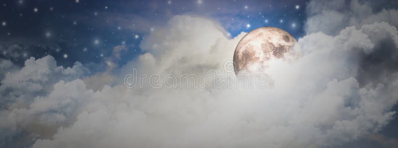 De super Maan met prachtige nacht en vele wolken en sterren glanzen helder, conceptenschoonheid van nachthemel, banner horizontaa royalty-vrije stock afbeelding De super Maan met prachtige nacht en vele wolken en sterren glanzen helder, conceptenschoonheid van nachthemel, banner horizontaa royalty-vrije stock afbeelding