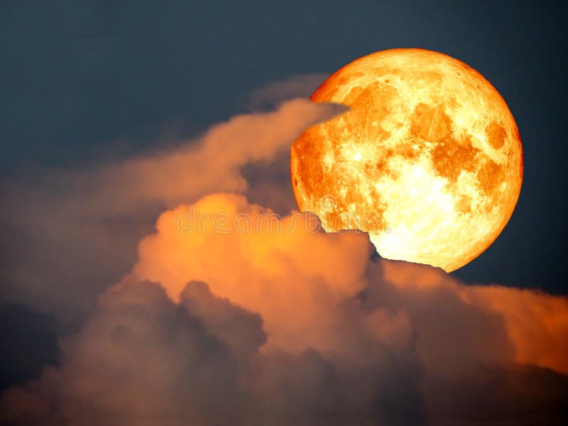 de super volledige hemel van de de wolkenzonsondergang van de bloedmaan oranje royalty-vrije stock foto de super volledige hemel van de de wolkenzonsondergang van de bloedmaan oranje royalty-vrije stock foto