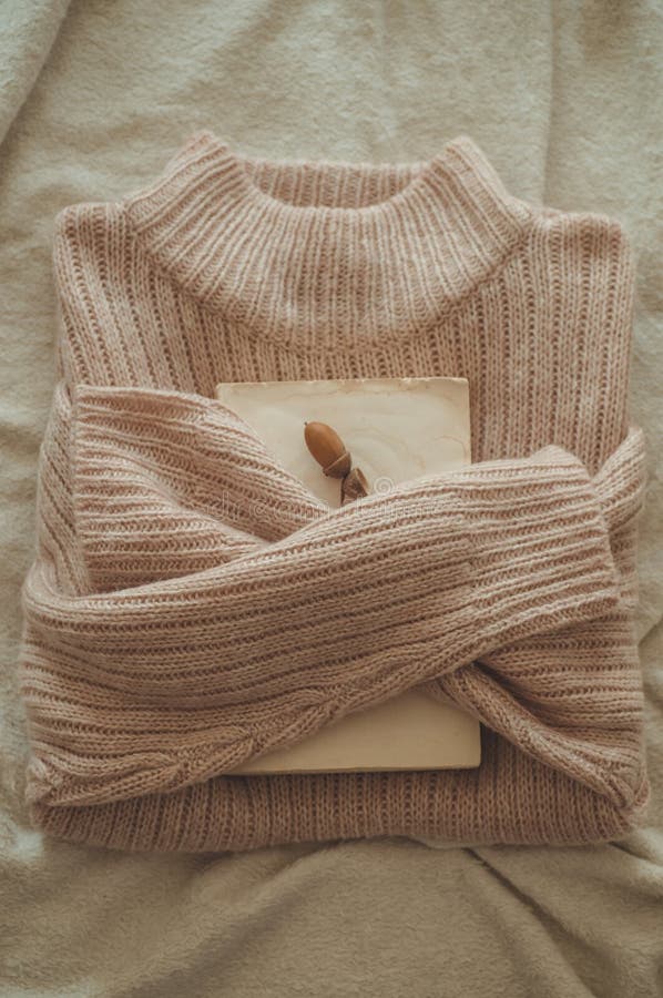 De sweater koestert het boek Op de eikel van het boekdecor Lees, rust Comfortabel de herfst of de winterconcept royalty-vrije stock foto's De sweater koestert het boek Op de eikel van het boekdecor Lees, rust Comfortabel de herfst of de winterconcept royalty-vrije stock foto's