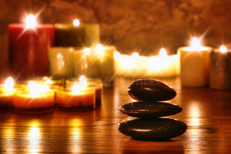 De symbolische Kaarsen van de Steenhoop en van de Meditatie van Stenen Zen royalty-vrije stock afbeelding De symbolische Kaarsen van de Steenhoop en van de Meditatie van Stenen Zen royalty-vrije stock afbeelding