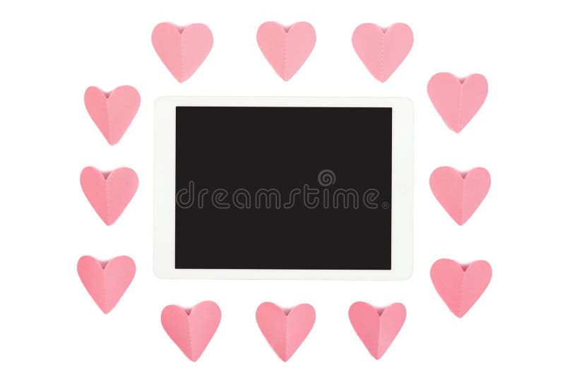 De tabletcomputer met het lege die scherm op witte achtergrond met roze document wordt geïsoleerd sneed harten royalty-vrije stock afbeelding De tabletcomputer met het lege die scherm op witte achtergrond met roze document wordt geïsoleerd sneed harten royalty-vrije stock afbeelding