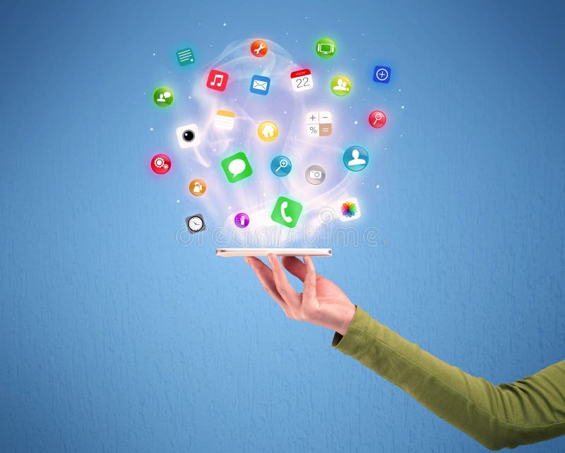 Hand houdt tablet vast met app-iconen royalty-vrije illustratie