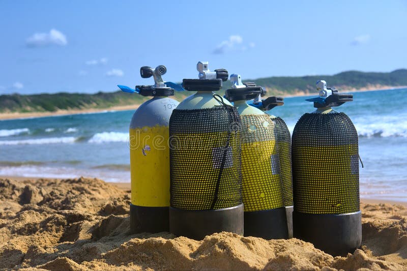 De tanks van de scuba-uitrusting op strand royalty-vrije stock foto De tanks van de scuba-uitrusting op strand royalty-vrije stock foto