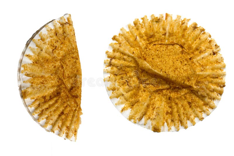 De te eten cake van de banaanmuffin, vormt cake tot een kom bael op witte achtergrond wordt geïsoleerd die stock foto De te eten cake van de banaanmuffin, vormt cake tot een kom bael op witte achtergrond wordt geïsoleerd die stock foto