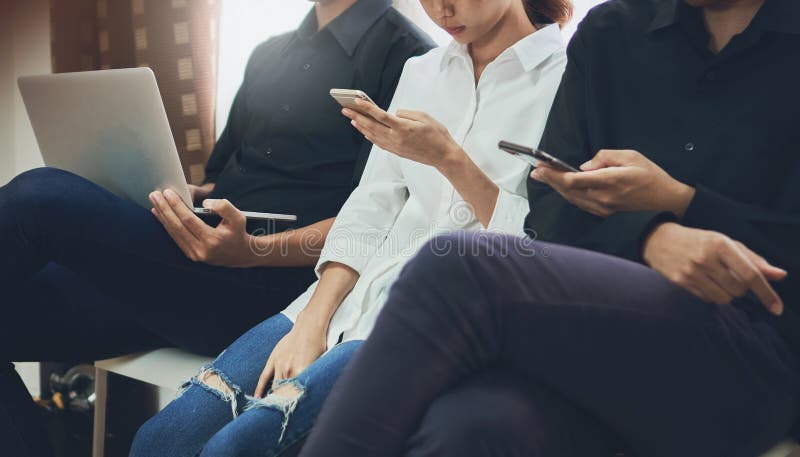 De technologiemaatschappij, Jongeren gebruikt elektronische apparaten om te spreken De technologie in de toekomst is het belangri royalty-vrije stock afbeeldingen De technologiemaatschappij, Jongeren gebruikt elektronische apparaten om te spreken De technologie in de toekomst is het belangri royalty-vrije stock afbeeldingen
