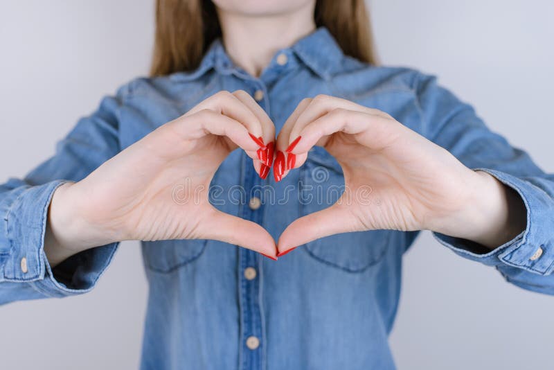De tedere zachte emotie van de mensenpersoon vertroetelt het eten van conc voeding stock afbeeldingen De tedere zachte emotie van de mensenpersoon vertroetelt het eten van conc voeding stock afbeeldingen