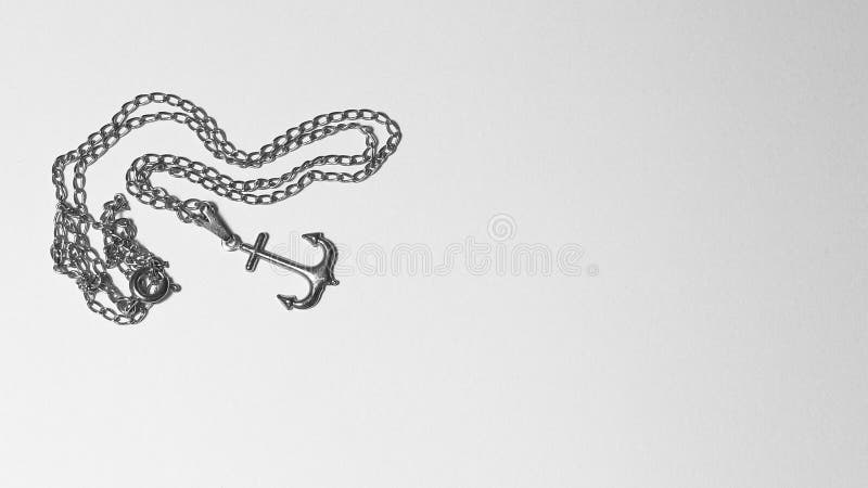 De tegenhanger van de ankerhalsband in zwart-wit beeld stock fotografie De tegenhanger van de ankerhalsband in zwart-wit beeld stock fotografie