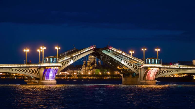 De tekening van de paleisbrug in Heilige Petersburg, Rusland met Peter en van Paul vesting bij de achtergrond bij nacht