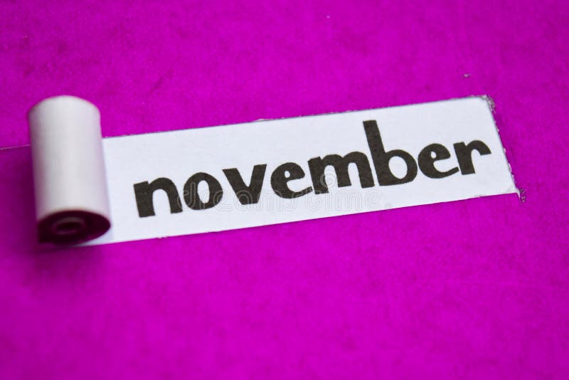 De tekst, de Inspiratie, de Motivatie en van bedrijfs november concept op purper gescheurd document royalty-vrije stock afbeeldingen De tekst, de Inspiratie, de Motivatie en van bedrijfs november concept op purper gescheurd document royalty-vrije stock afbeeldingen