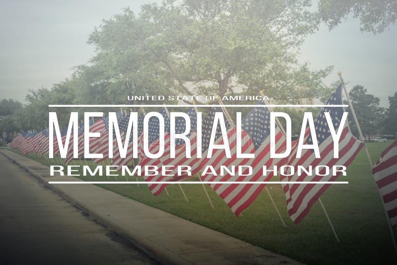 De tekst Memorial Day herinnert zich en eert op rij van gazon Amerikaanse Fla royalty-vrije stock foto's De tekst Memorial Day herinnert zich en eert op rij van gazon Amerikaanse Fla royalty-vrije stock foto's