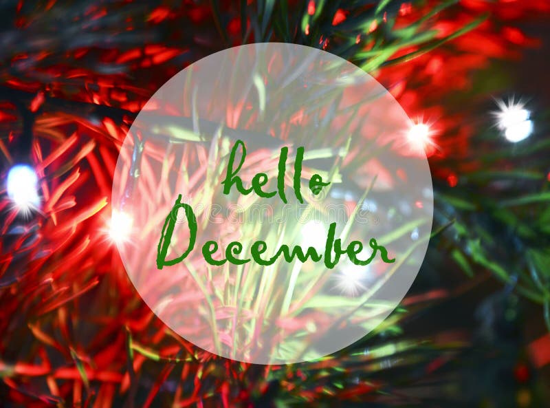 De tekst van Hello December op een vage Kerstboom met slinger steekt achtergrond aan Het concept van de de wintervakantie royalty-vrije stock afbeeldingen De tekst van Hello December op een vage Kerstboom met slinger steekt achtergrond aan Het concept van de de wintervakantie royalty-vrije stock afbeeldingen