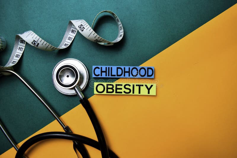 De tekst van de kinderjarenzwaarlijvigheid op hoogste meningskleurentabel en Gezondheidszorg/medisch concept stock afbeelding De tekst van de kinderjarenzwaarlijvigheid op hoogste meningskleurentabel en Gezondheidszorg/medisch concept stock afbeelding