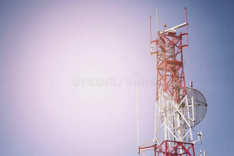 De telecommunicatietoren installeert communicatieapparatuur voor verzonden signaal naar de stad, het Satellietnetwerk van schotel royalty-vrije stock afbeeldingen De telecommunicatietoren installeert communicatieapparatuur voor verzonden signaal naar de stad, het Satellietnetwerk van schotel royalty-vrije stock afbeeldingen