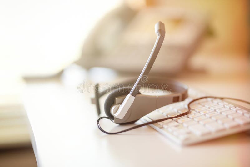 De telefoon en het toetsenbord van de hoofdtelefoonhoofdtelefoon spreken, steunen, mededeling, call centre en klantenservice, bed stock afbeeldingen De telefoon en het toetsenbord van de hoofdtelefoonhoofdtelefoon spreken, steunen, mededeling, call centre en klantenservice, bed stock afbeeldingen