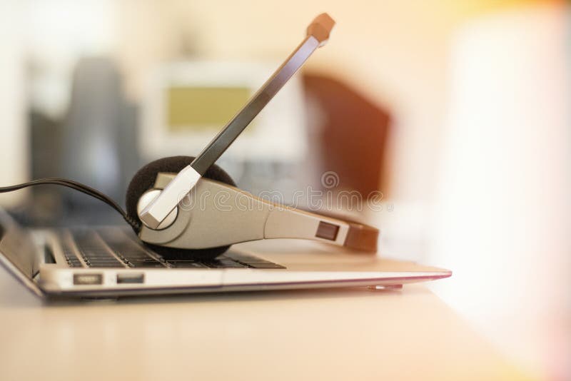 De telefoon en het toetsenbord van de hoofdtelefoonhoofdtelefoon spreken, steunen, mededeling, call centre en klantenservice, bed royalty-vrije stock fotografie De telefoon en het toetsenbord van de hoofdtelefoonhoofdtelefoon spreken, steunen, mededeling, call centre en klantenservice, bed royalty-vrije stock fotografie