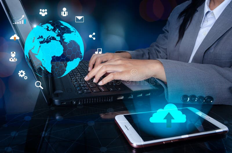 De telefoon heeft een wolkenpictogram De pers gaat knoop op de computer in de de Wereldkaart van het bedrijfslogistiekcommunicati royalty-vrije stock fotografie De telefoon heeft een wolkenpictogram De pers gaat knoop op de computer in de de Wereldkaart van het bedrijfslogistiekcommunicati royalty-vrije stock fotografie