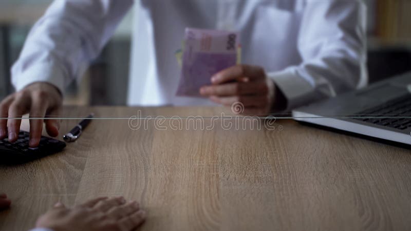De tellende euro van de bankarbeider voor uitwisselingstransactie, vreemde valuta, krediet royalty-vrije stock foto De tellende euro van de bankarbeider voor uitwisselingstransactie, vreemde valuta, krediet royalty-vrije stock foto