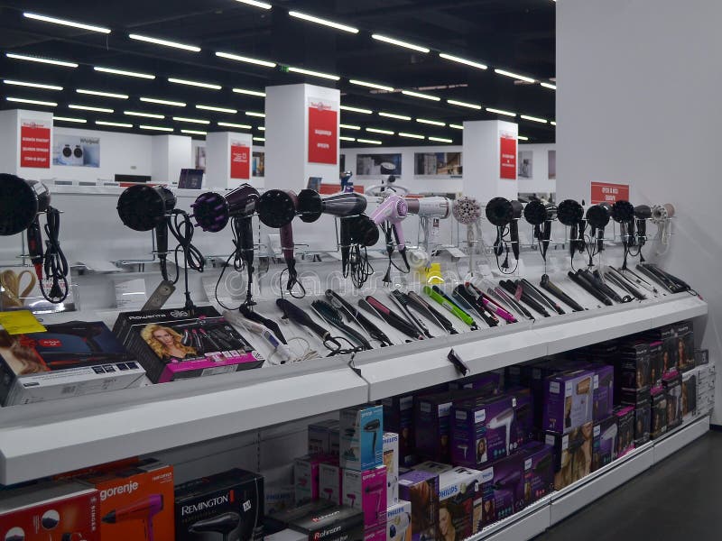 De teller met hairdryers en de krullende ijzers van verschillende fabrikanten in een Technomarket slaan in Varna op stock fotografie De teller met hairdryers en de krullende ijzers van verschillende fabrikanten in een Technomarket slaan in Varna op stock fotografie