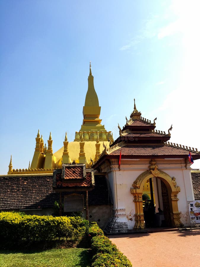 De tempel van Laos en grote achtergrond stock afbeeldingen De tempel van Laos en grote achtergrond stock afbeeldingen