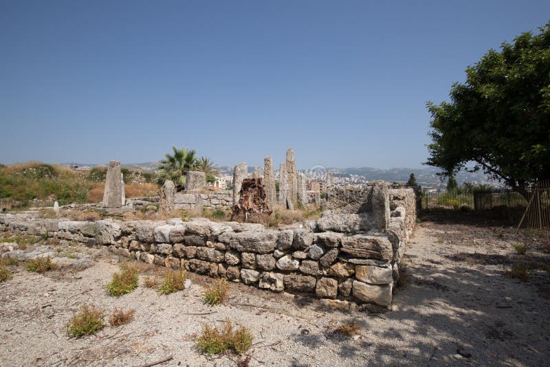 De tempel van de Obelisks Bekijk de Romeinse ruïnes van Byblos Byblos, Libanon
